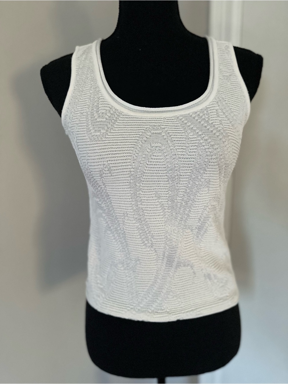 Armani Collezioni Sz:4 white sleeveless 3D textured Stretch Italian Blouse.